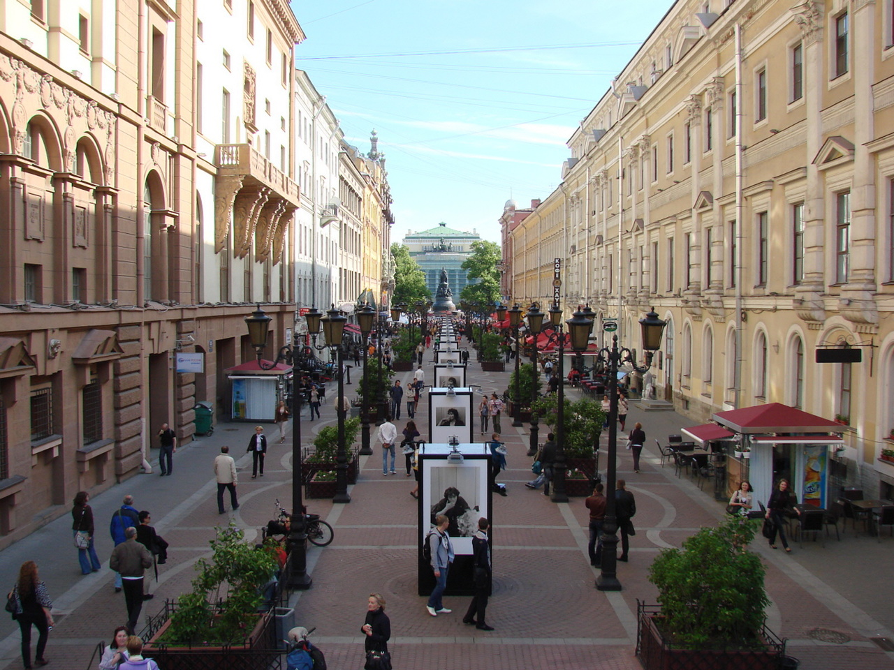 Петербургский street retail вытащило жилищное строительство